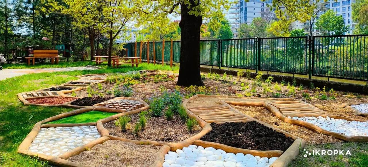 Ogród sensoryczny: Wyposażenie, DIY i bezpieczeństwo dla rozwoju dziecka