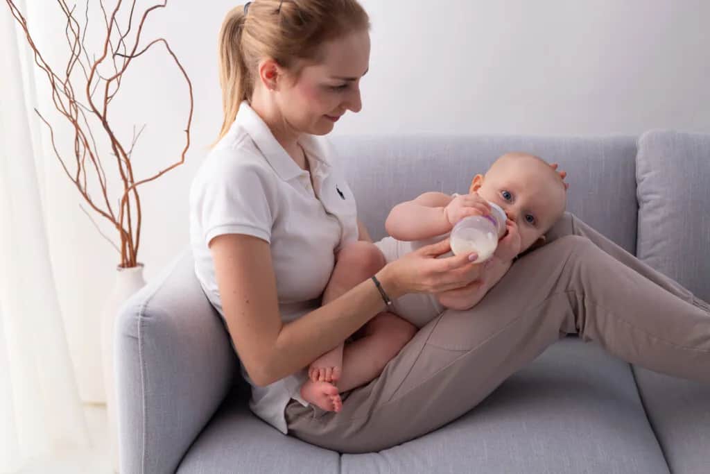 Refluks u niemowląt: Jak prawidłowo odbijać, by ulżyć dziecku?