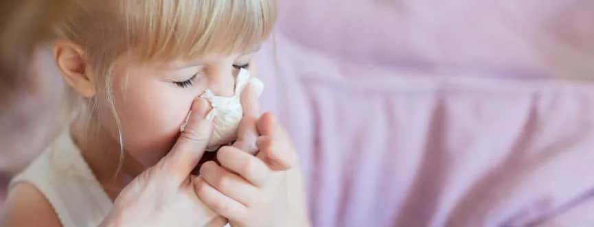 Katar u niemowlaka: Skuteczne sposoby i kiedy do lekarza? Poradnik