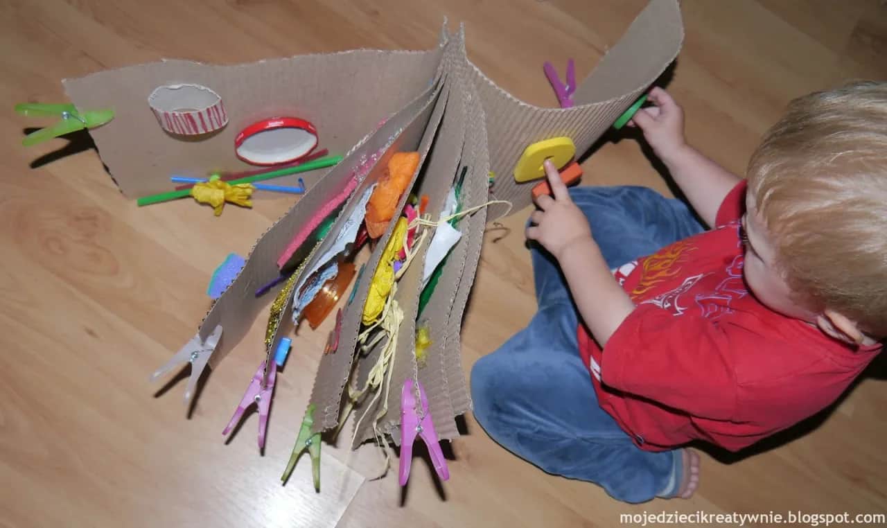 Książeczka sensoryczna DIY: Stwórz idealną zabawkę krok po kroku