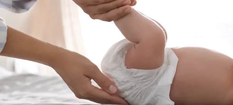 Jak zmienić pieluchę krok po kroku? Uniknij błędów i odparzeń